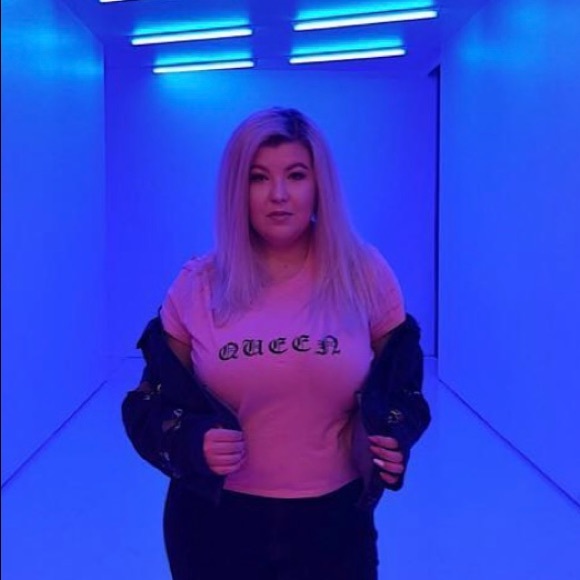 “Queen” Graphic Cropped Top - Picture 2 of 2